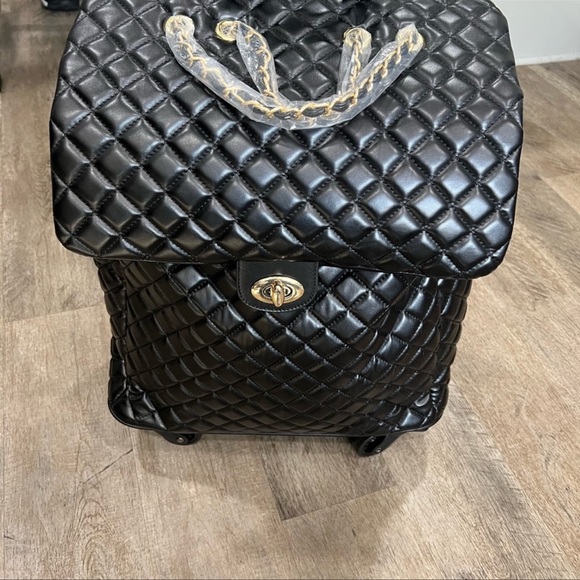 ONE HOUR SALE✨✨✨Quilted Faux leather Fabulous Travel Rolling bag JUST 2 LEFT - Picture 6 of 10